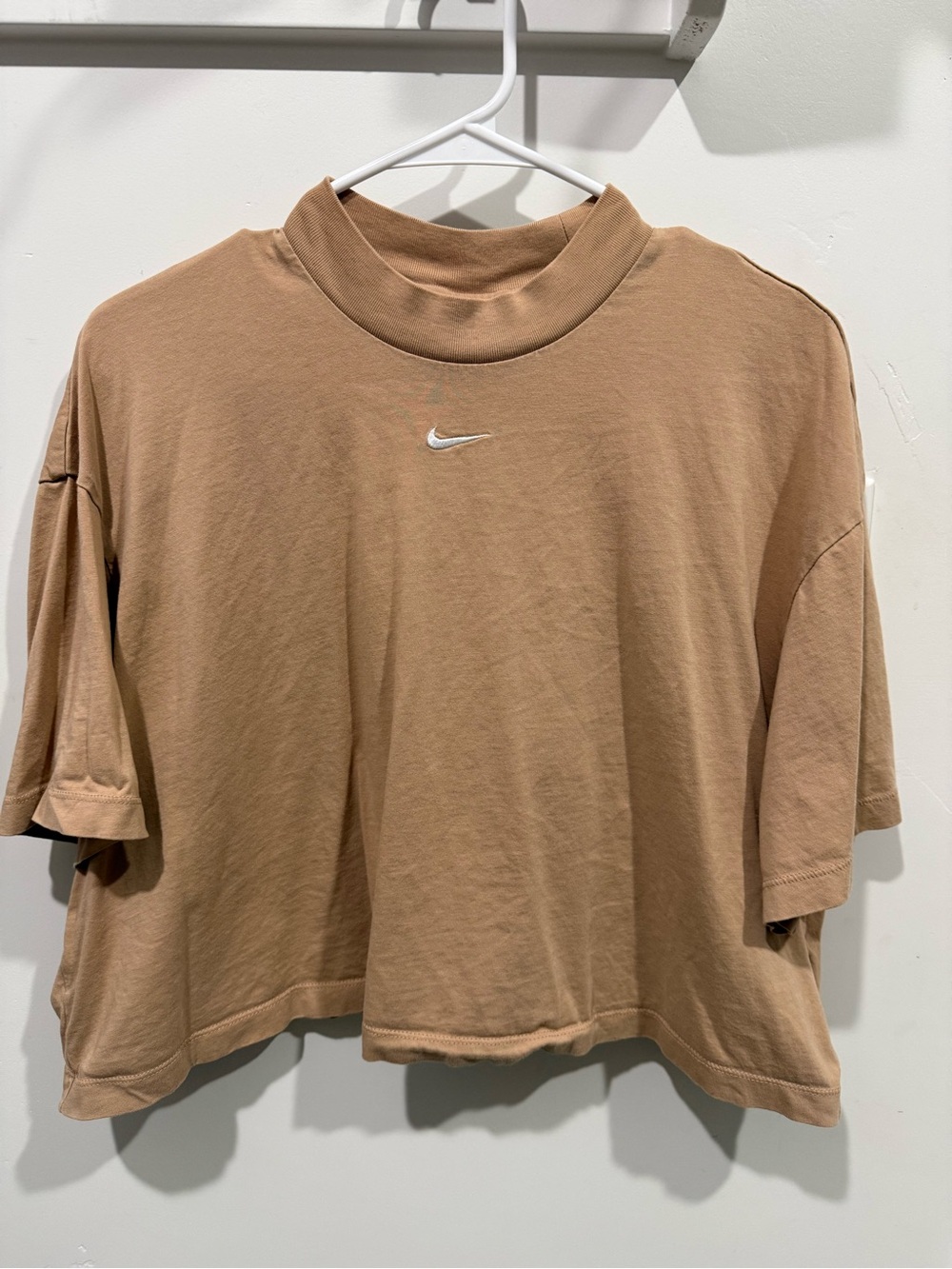 Women’s Nike mid cropped t shirt
